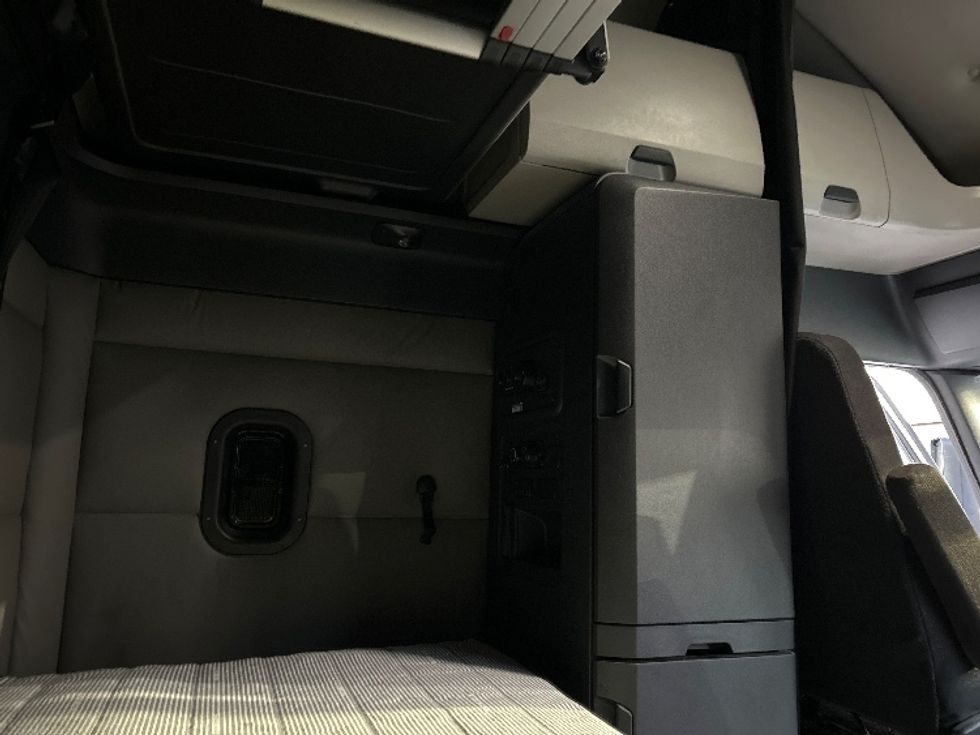 Sleeper Tractor-Heavy Duty Tractors-Freightliner-2020-T12664ST-East Chicago-IN-501,014\n\t\tmiles-$ 62,250 - Image 18