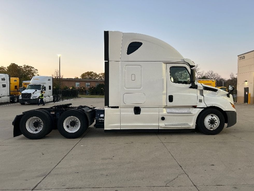Sleeper Tractor-Heavy Duty Tractors-Freightliner-2020-T12664ST-East Chicago-IN-501,014\n\t\tmiles-$ 62,250 - Image 8