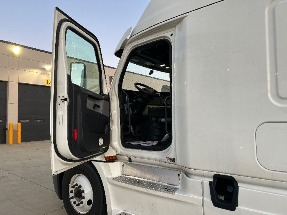 Sleeper Tractor-Heavy Duty Tractors-Freightliner-2020-T12664ST-East Chicago-IN-501,014\n\t\tmiles-$ 62,250 - Image 9