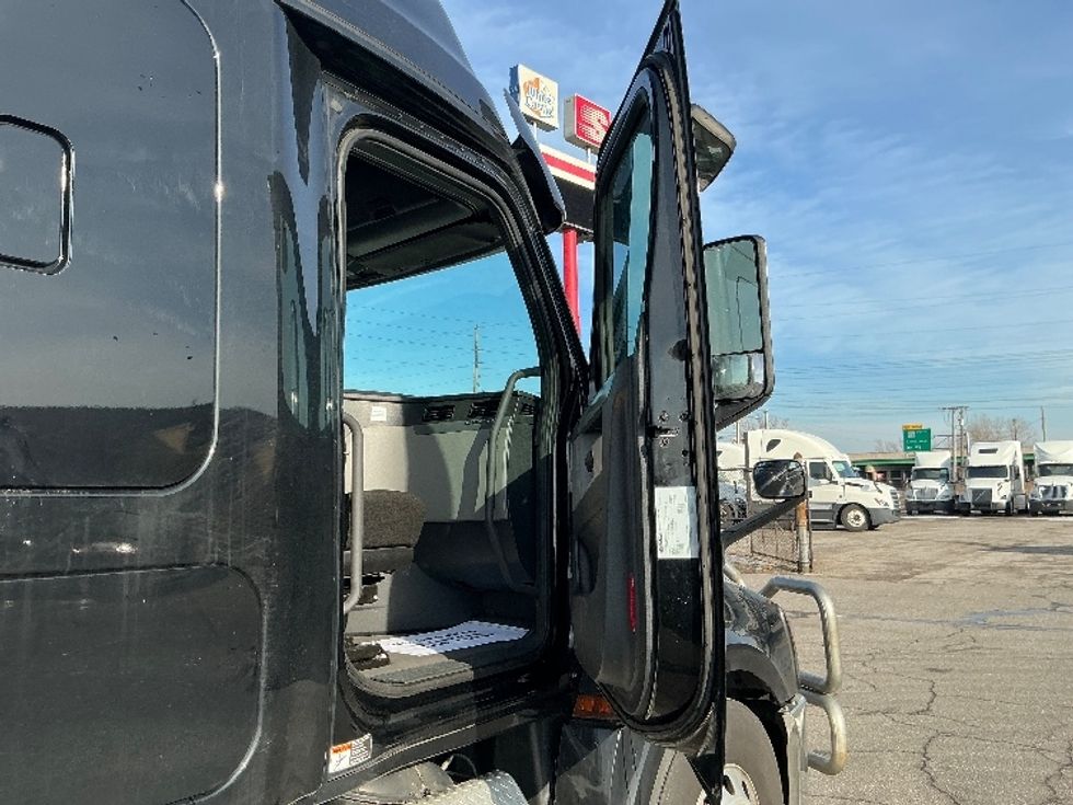 Sleeper Tractor-Heavy Duty Tractors-Freightliner-2020-T12664ST-East Chicago-IN-501,157\n\t\tmiles-$ 54,500 - Image 13