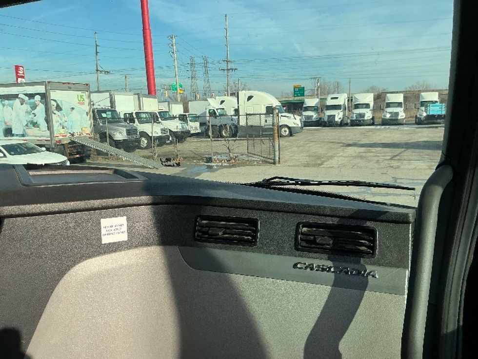 Sleeper Tractor-Heavy Duty Tractors-Freightliner-2020-T12664ST-East Chicago-IN-501,157\n\t\tmiles-$ 54,500 - Image 14