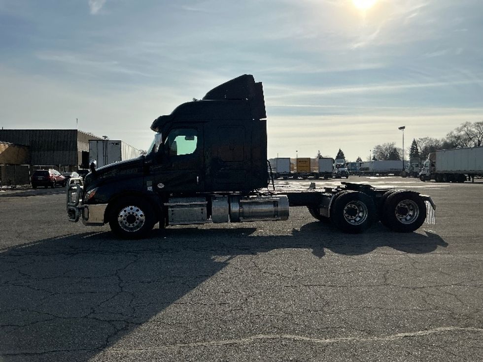 Sleeper Tractor-Heavy Duty Tractors-Freightliner-2020-T12664ST-East Chicago-IN-501,157\n\t\tmiles-$ 54,500 - Image 4
