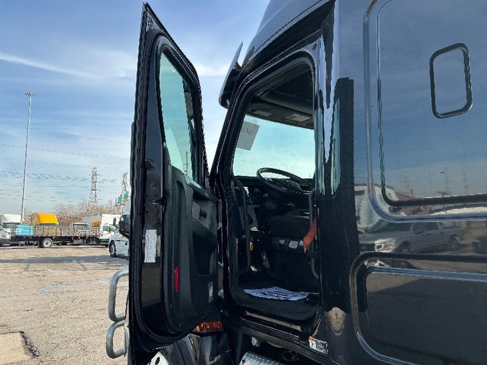 Sleeper Tractor-Heavy Duty Tractors-Freightliner-2020-T12664ST-East Chicago-IN-501,157\n\t\tmiles-$ 54,500 - Image 9