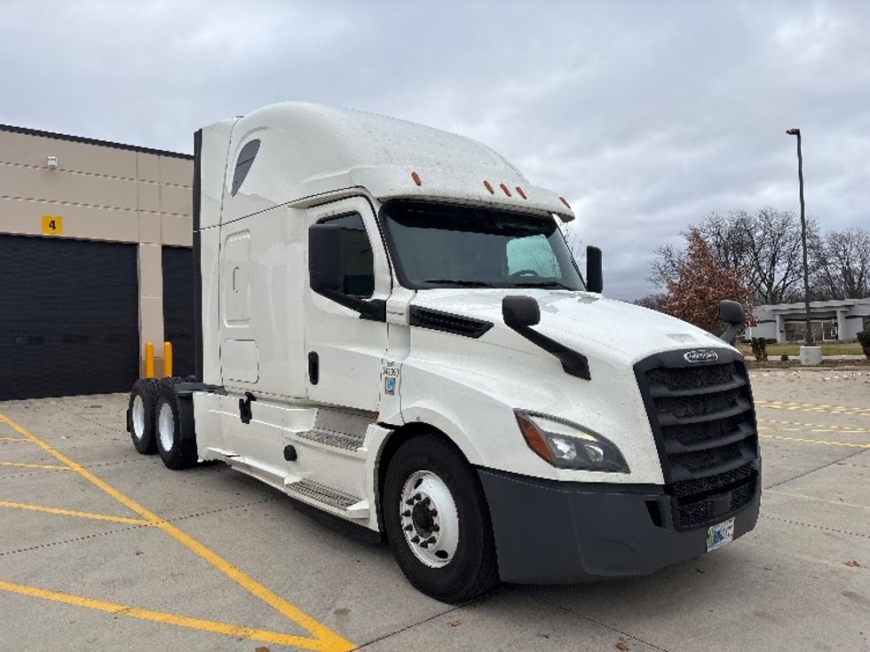Sleeper Tractor-Heavy Duty Tractors-Freightliner-2020-T12664ST-East Chicago-IN-514,300\n\t\tmiles-$ 61,250 - Image 1