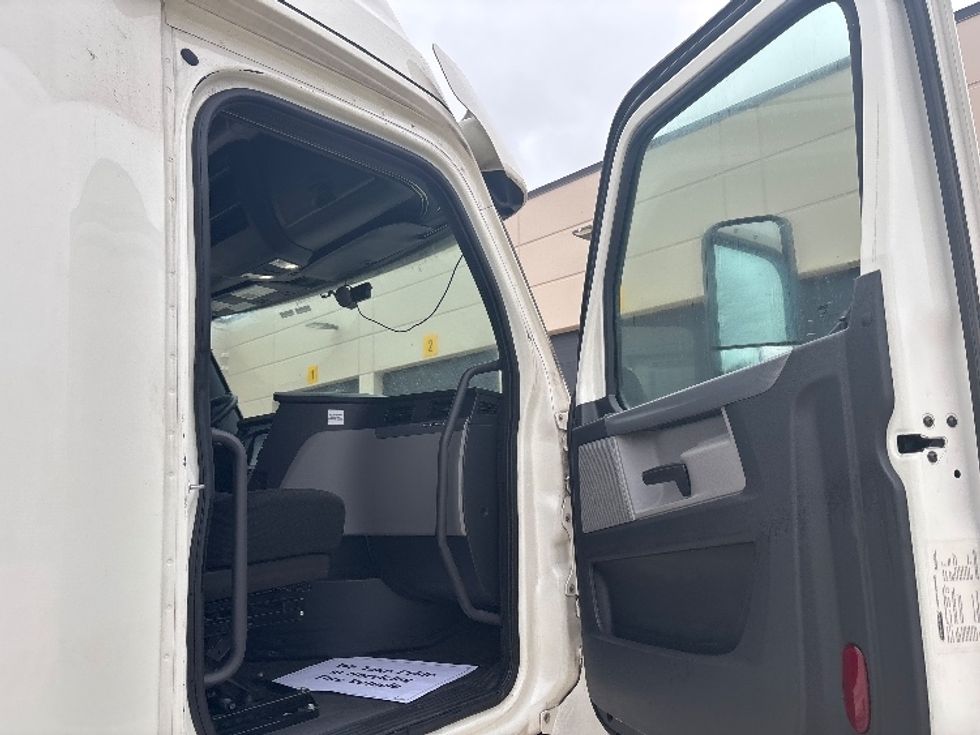 Sleeper Tractor-Heavy Duty Tractors-Freightliner-2020-T12664ST-East Chicago-IN-514,300\n\t\tmiles-$ 61,250 - Image 13