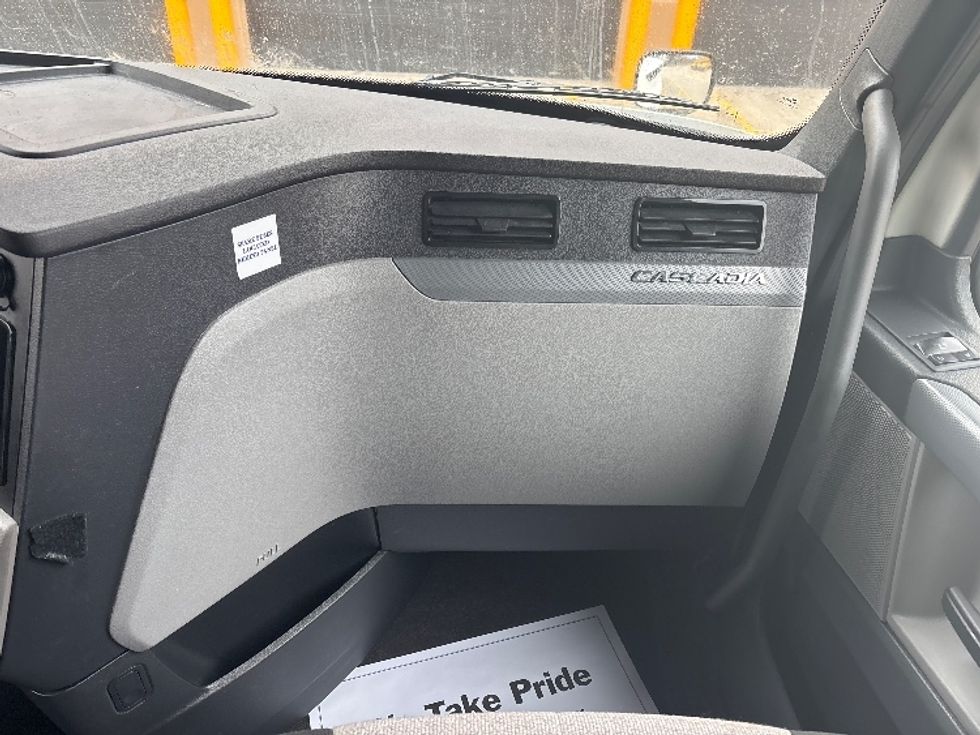 Sleeper Tractor-Heavy Duty Tractors-Freightliner-2020-T12664ST-East Chicago-IN-514,300\n\t\tmiles-$ 61,250 - Image 14