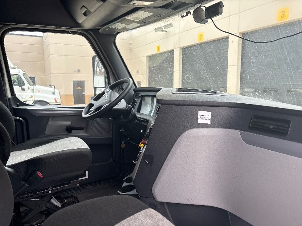 Sleeper Tractor-Heavy Duty Tractors-Freightliner-2020-T12664ST-East Chicago-IN-514,300\n\t\tmiles-$ 61,250 - Image 15