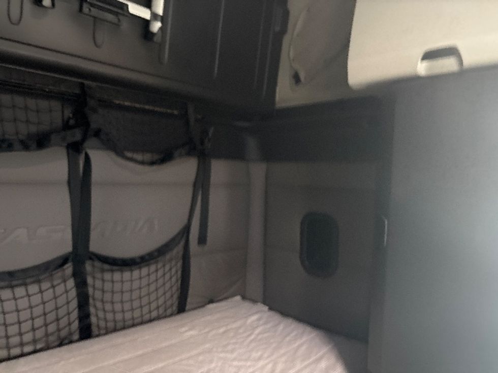 Sleeper Tractor-Heavy Duty Tractors-Freightliner-2020-T12664ST-East Chicago-IN-514,300\n\t\tmiles-$ 61,250 - Image 17