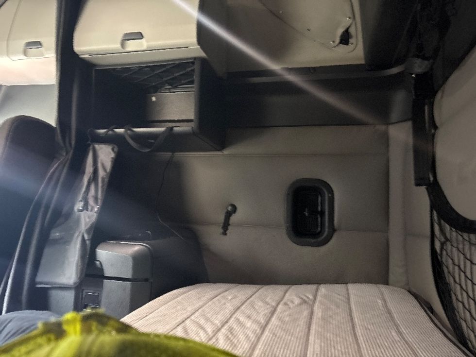 Sleeper Tractor-Heavy Duty Tractors-Freightliner-2020-T12664ST-East Chicago-IN-514,300\n\t\tmiles-$ 61,250 - Image 18