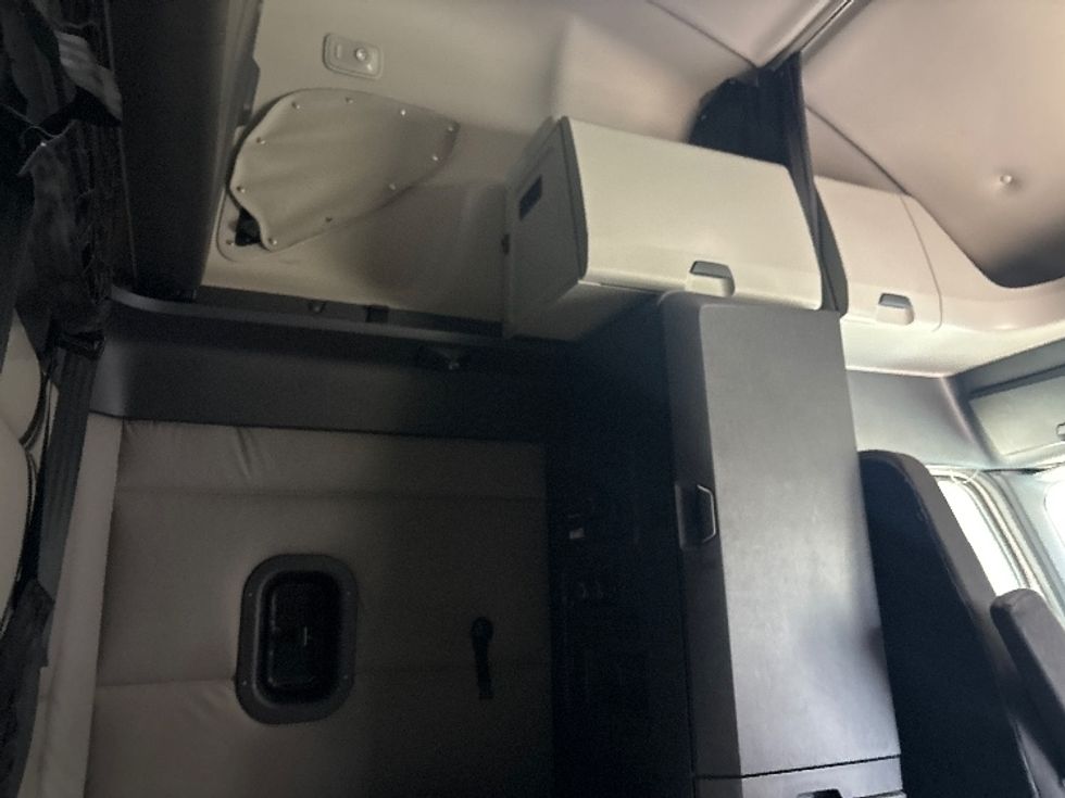 Sleeper Tractor-Heavy Duty Tractors-Freightliner-2020-T12664ST-East Chicago-IN-514,300\n\t\tmiles-$ 61,250 - Image 19