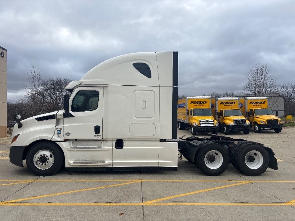 Sleeper Tractor-Heavy Duty Tractors-Freightliner-2020-T12664ST-East Chicago-IN-514,300\n\t\tmiles-$ 61,250 - Image 4