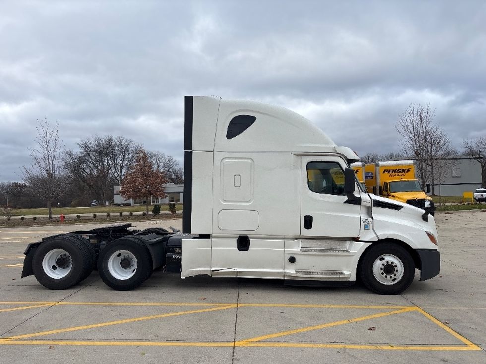Sleeper Tractor-Heavy Duty Tractors-Freightliner-2020-T12664ST-East Chicago-IN-514,300\n\t\tmiles-$ 61,250 - Image 8