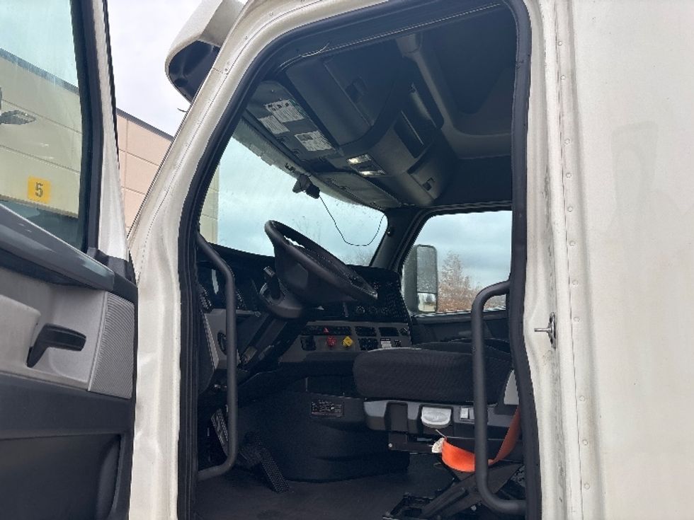 Sleeper Tractor-Heavy Duty Tractors-Freightliner-2020-T12664ST-East Chicago-IN-514,300\n\t\tmiles-$ 61,250 - Image 9