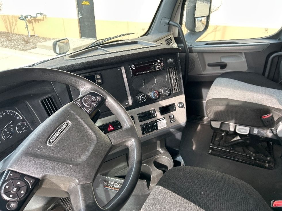 Sleeper Tractor-Heavy Duty Tractors-Freightliner-2020-T12664ST-East Chicago-IN-526,363\n\t\tmiles-$ 55,750 - Image 10