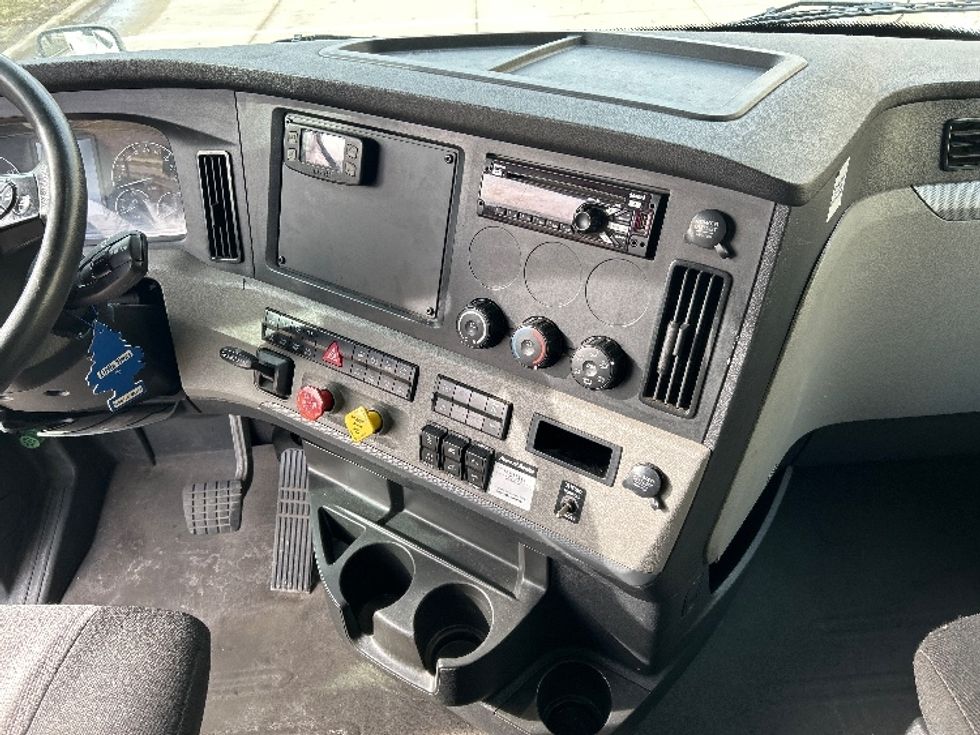 Sleeper Tractor-Heavy Duty Tractors-Freightliner-2020-T12664ST-East Chicago-IN-526,363\n\t\tmiles-$ 55,750 - Image 12