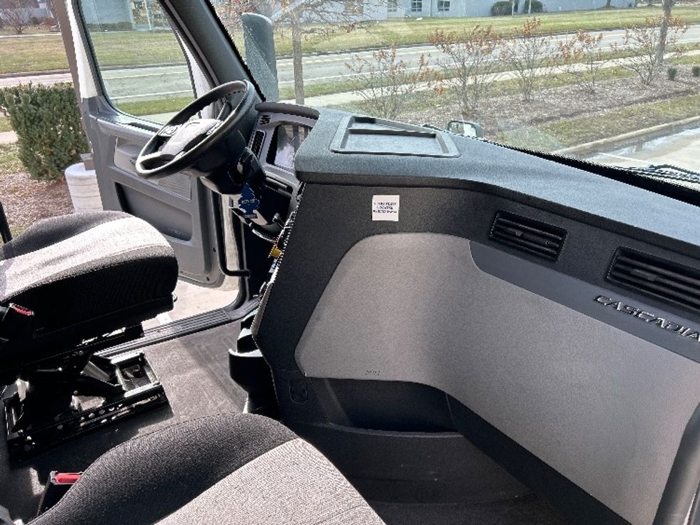 Sleeper Tractor-Heavy Duty Tractors-Freightliner-2020-T12664ST-East Chicago-IN-526,363\n\t\tmiles-$ 55,750 - Image 15