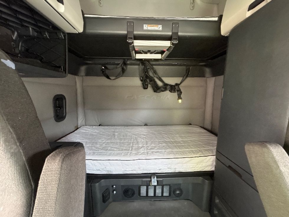 Sleeper Tractor-Heavy Duty Tractors-Freightliner-2020-T12664ST-East Chicago-IN-526,363\n\t\tmiles-$ 55,750 - Image 16