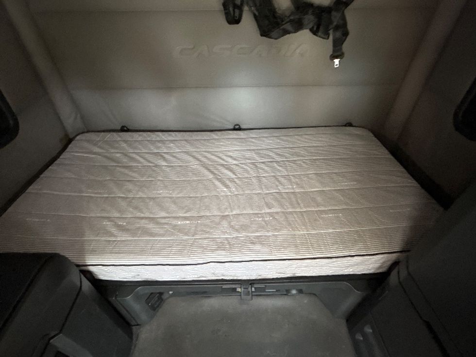 Sleeper Tractor-Heavy Duty Tractors-Freightliner-2020-T12664ST-East Chicago-IN-526,363\n\t\tmiles-$ 55,750 - Image 17