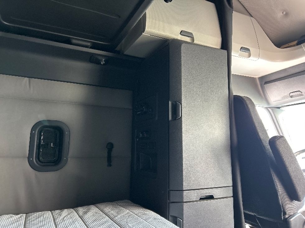 Sleeper Tractor-Heavy Duty Tractors-Freightliner-2020-T12664ST-East Chicago-IN-526,363\n\t\tmiles-$ 55,750 - Image 18