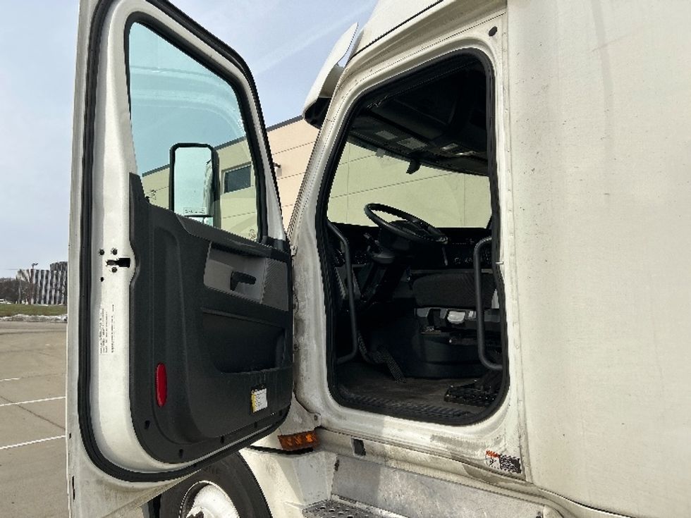 Sleeper Tractor-Heavy Duty Tractors-Freightliner-2020-T12664ST-East Chicago-IN-526,363\n\t\tmiles-$ 55,750 - Image 9
