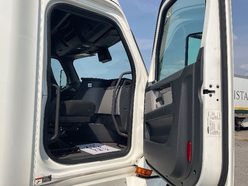 Sleeper Tractor-Heavy Duty Tractors-Freightliner-2020-T12664ST-East Chicago-IN-526,620\n\t\tmiles-$ 58,750 - Image 13