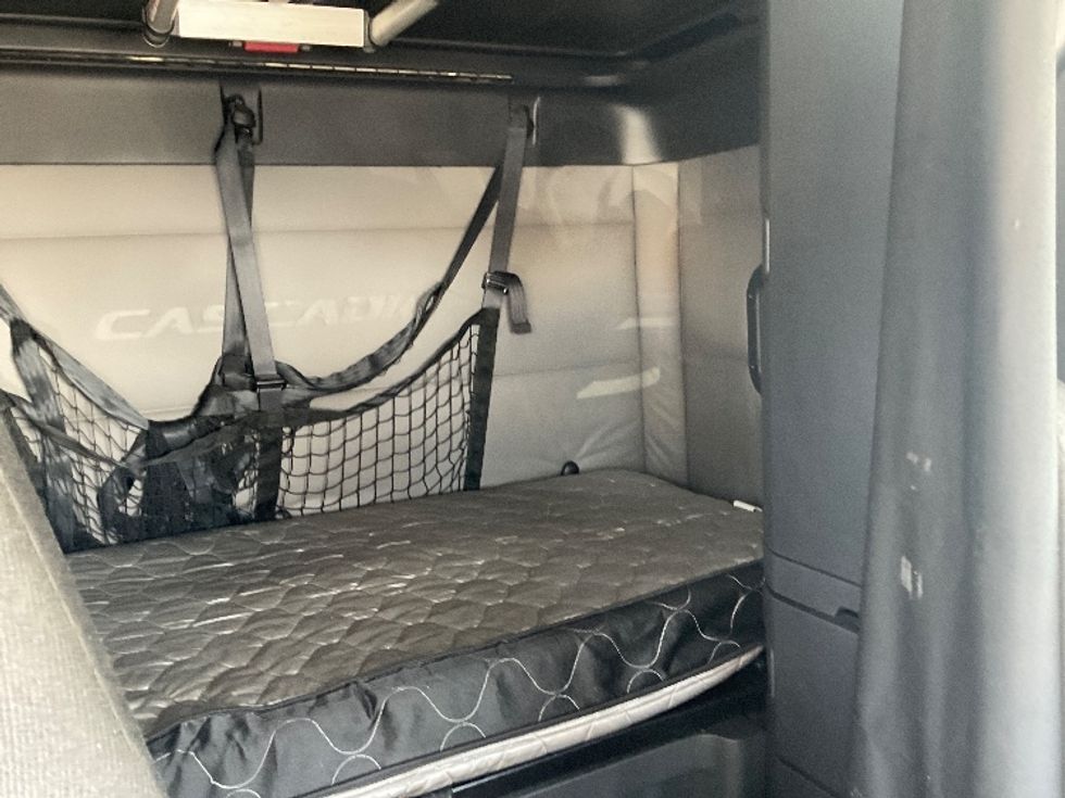 Sleeper Tractor-Heavy Duty Tractors-Freightliner-2020-T12664ST-East Chicago-IN-526,620\n\t\tmiles-$ 58,750 - Image 16