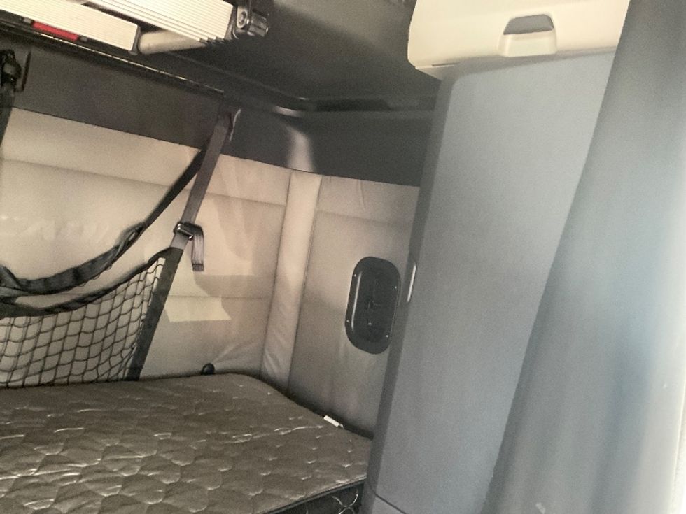 Sleeper Tractor-Heavy Duty Tractors-Freightliner-2020-T12664ST-East Chicago-IN-526,620\n\t\tmiles-$ 58,750 - Image 18