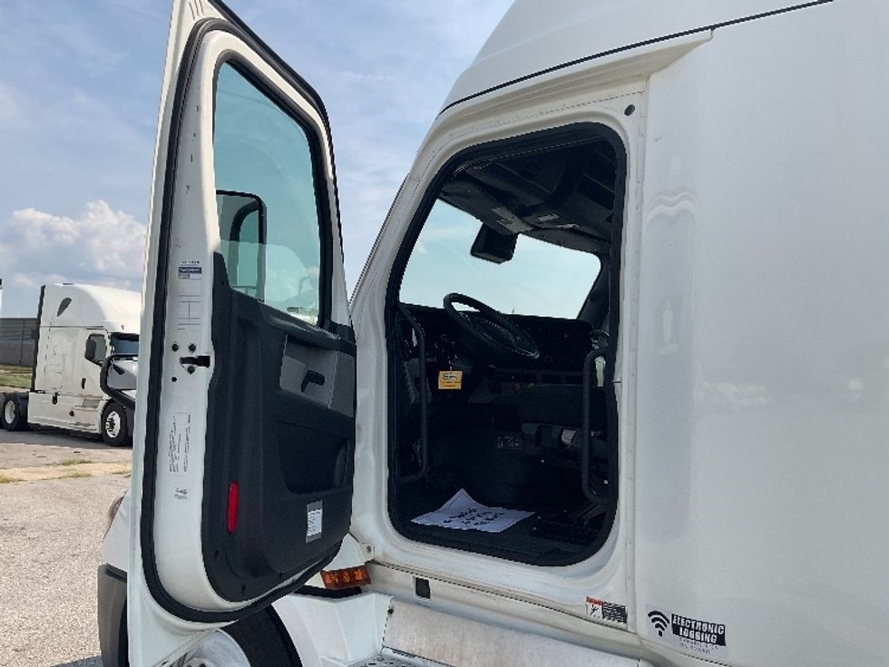 Sleeper Tractor-Heavy Duty Tractors-Freightliner-2020-T12664ST-East Chicago-IN-526,620\n\t\tmiles-$ 58,750 - Image 9