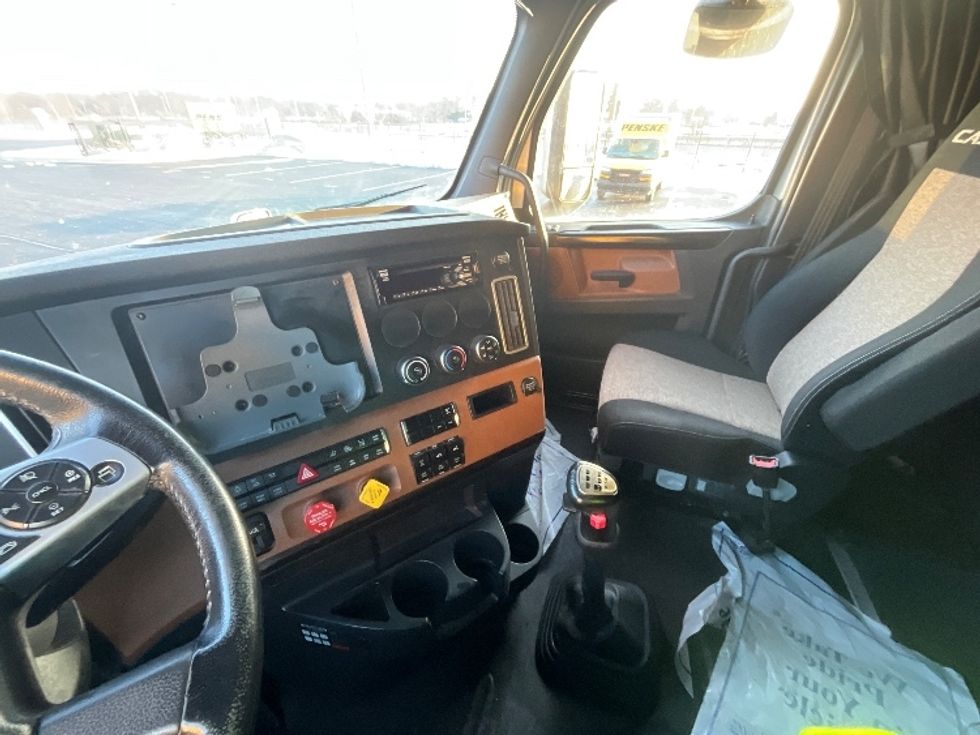 Sleeper Tractor-Heavy Duty Tractors-Freightliner-2020-T12664ST-East Chicago-IN-532,953\n\t\tmiles-$ 59,750 - Image 10