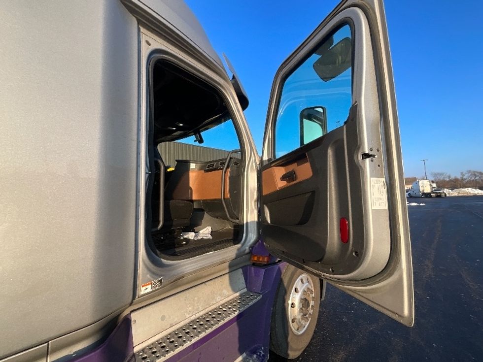 Sleeper Tractor-Heavy Duty Tractors-Freightliner-2020-T12664ST-East Chicago-IN-532,953\n\t\tmiles-$ 59,750 - Image 13