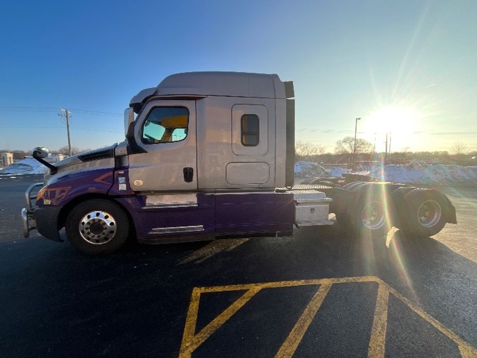 Sleeper Tractor-Heavy Duty Tractors-Freightliner-2020-T12664ST-East Chicago-IN-532,953\n\t\tmiles-$ 59,750 - Image 4