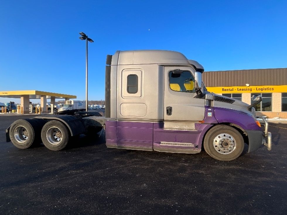 Sleeper Tractor-Heavy Duty Tractors-Freightliner-2020-T12664ST-East Chicago-IN-532,953\n\t\tmiles-$ 59,750 - Image 8