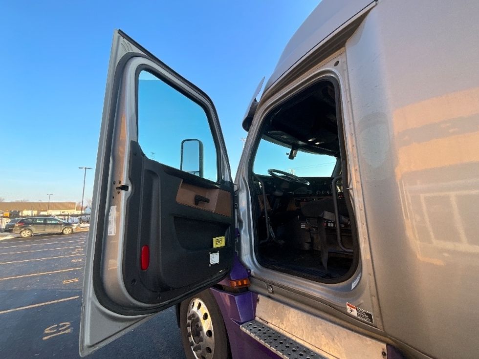 Sleeper Tractor-Heavy Duty Tractors-Freightliner-2020-T12664ST-East Chicago-IN-532,953\n\t\tmiles-$ 59,750 - Image 9