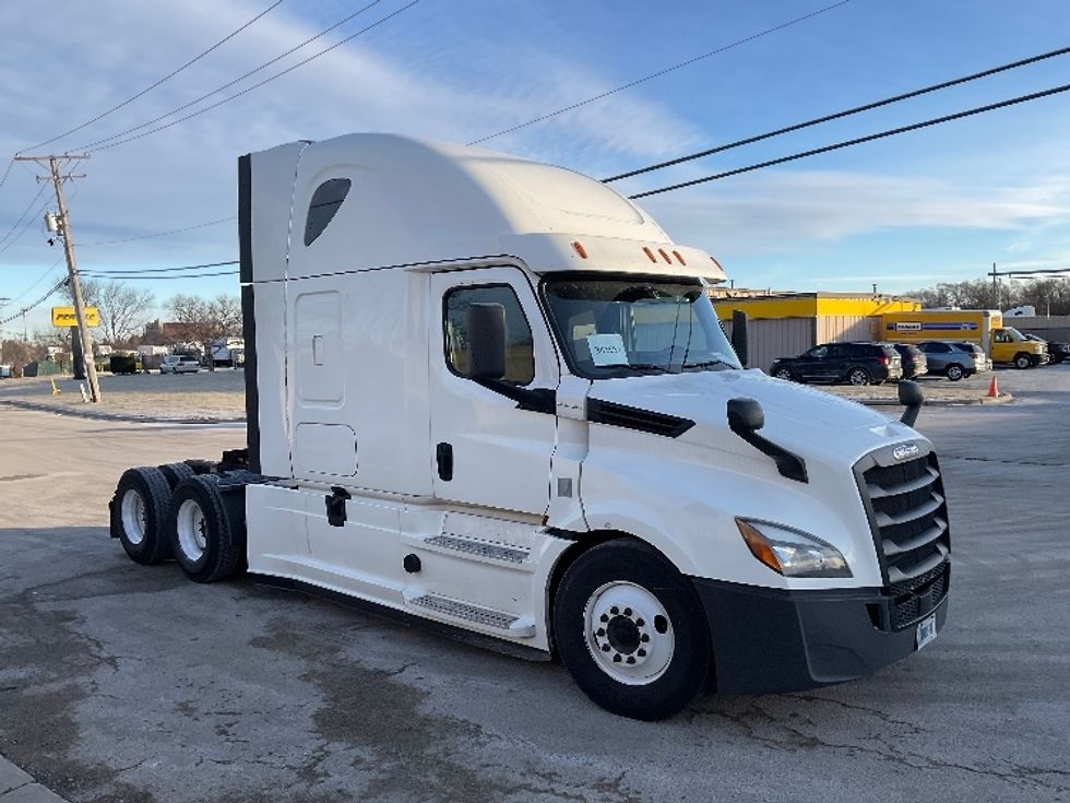 Sleeper Tractor-Heavy Duty Tractors-Freightliner-2020-T12664ST-East Chicago-IN-533,855\n\t\tmiles-$ 56,000 - Image 1