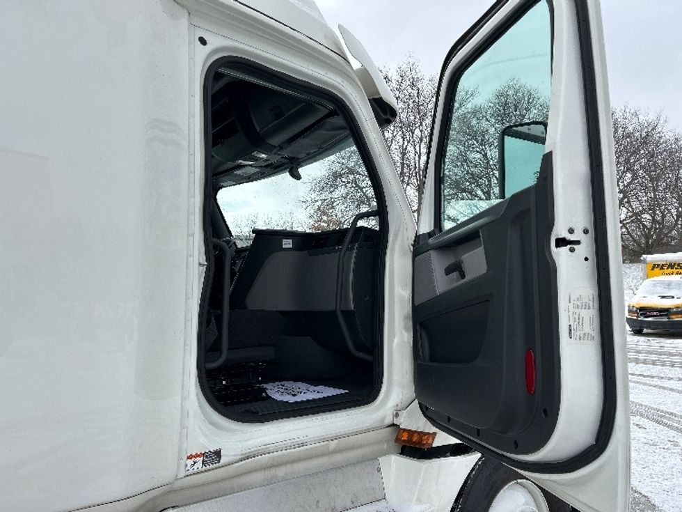 Sleeper Tractor-Heavy Duty Tractors-Freightliner-2020-T12664ST-East Chicago-IN-533,855\n\t\tmiles-$ 56,000 - Image 13