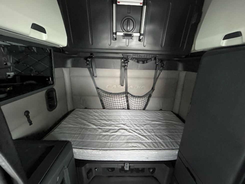 Sleeper Tractor-Heavy Duty Tractors-Freightliner-2020-T12664ST-East Chicago-IN-533,855\n\t\tmiles-$ 56,000 - Image 16