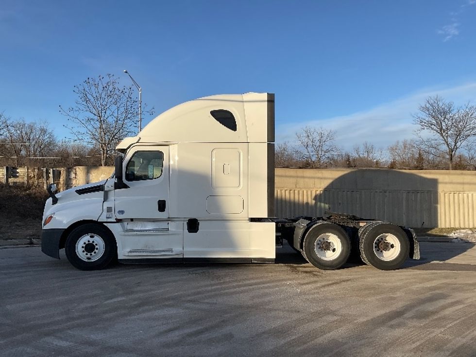 Sleeper Tractor-Heavy Duty Tractors-Freightliner-2020-T12664ST-East Chicago-IN-533,855\n\t\tmiles-$ 56,000 - Image 4