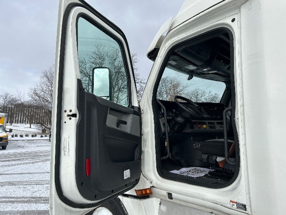 Sleeper Tractor-Heavy Duty Tractors-Freightliner-2020-T12664ST-East Chicago-IN-533,855\n\t\tmiles-$ 56,000 - Image 9