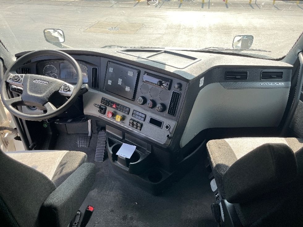 Sleeper Tractor-Heavy Duty Tractors-Freightliner-2020-T12664ST-East Chicago-IN-543,139\n\t\tmiles-$ 61,250 - Image 12