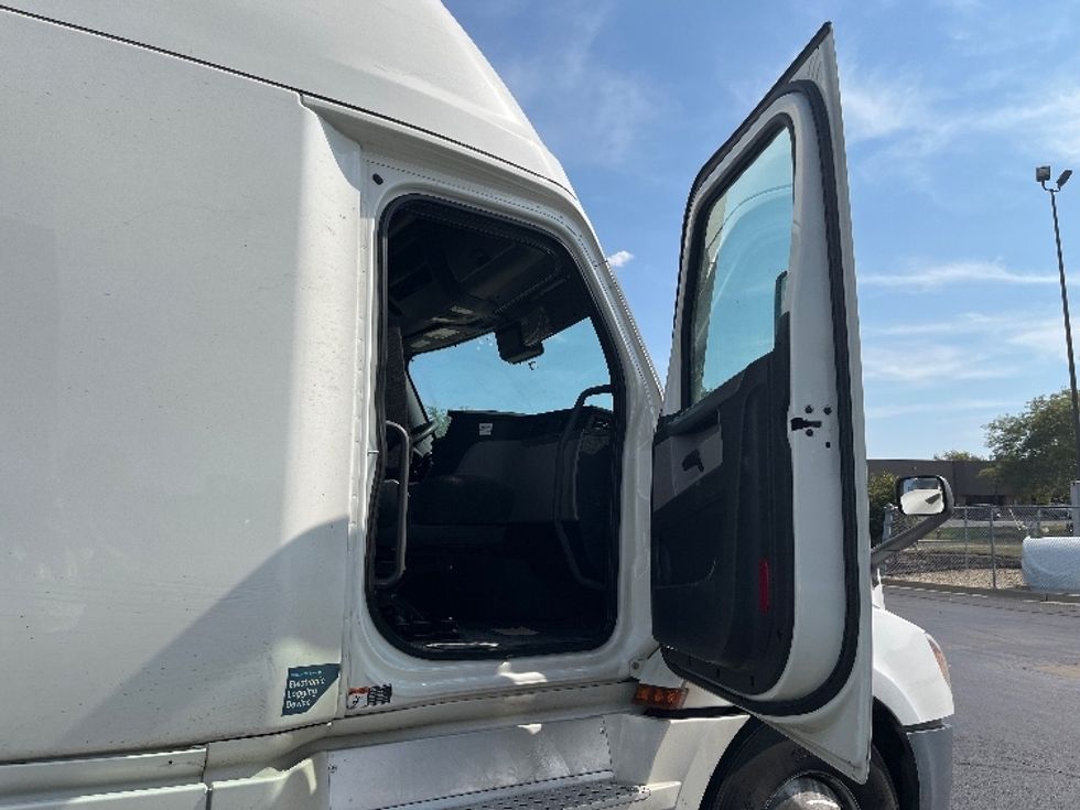 Sleeper Tractor-Heavy Duty Tractors-Freightliner-2020-T12664ST-East Chicago-IN-543,139\n\t\tmiles-$ 61,250 - Image 13