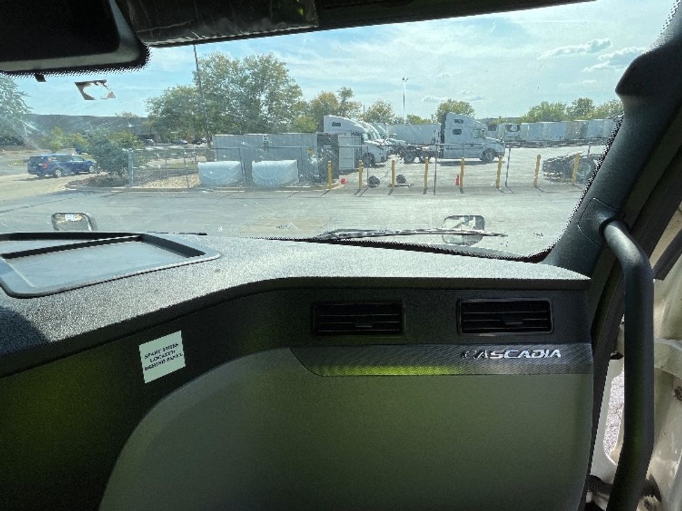 Sleeper Tractor-Heavy Duty Tractors-Freightliner-2020-T12664ST-East Chicago-IN-543,139\n\t\tmiles-$ 61,250 - Image 14