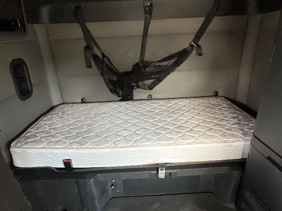 Sleeper Tractor-Heavy Duty Tractors-Freightliner-2020-T12664ST-East Chicago-IN-543,139\n\t\tmiles-$ 61,250 - Image 16