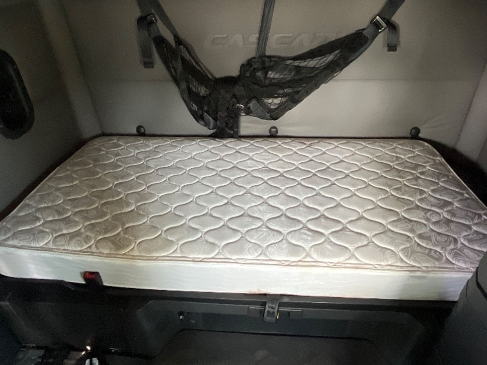 Sleeper Tractor-Heavy Duty Tractors-Freightliner-2020-T12664ST-East Chicago-IN-543,139\n\t\tmiles-$ 61,250 - Image 17