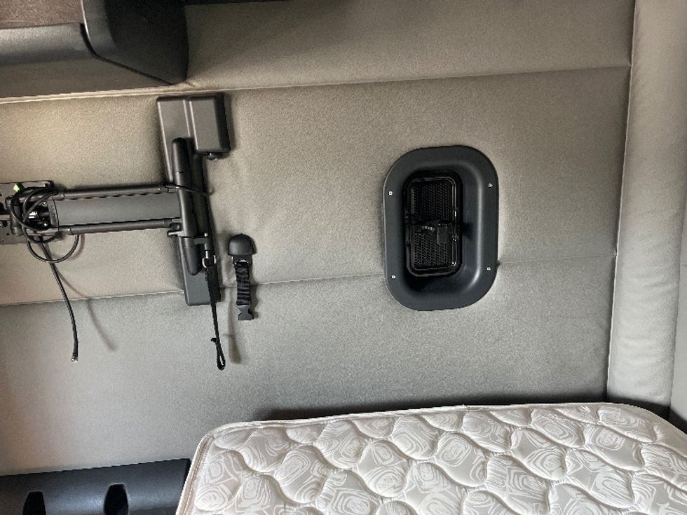 Sleeper Tractor-Heavy Duty Tractors-Freightliner-2020-T12664ST-East Chicago-IN-543,139\n\t\tmiles-$ 61,250 - Image 19