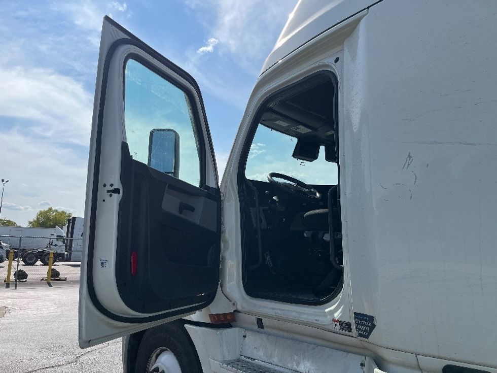 Sleeper Tractor-Heavy Duty Tractors-Freightliner-2020-T12664ST-East Chicago-IN-543,139\n\t\tmiles-$ 61,250 - Image 9