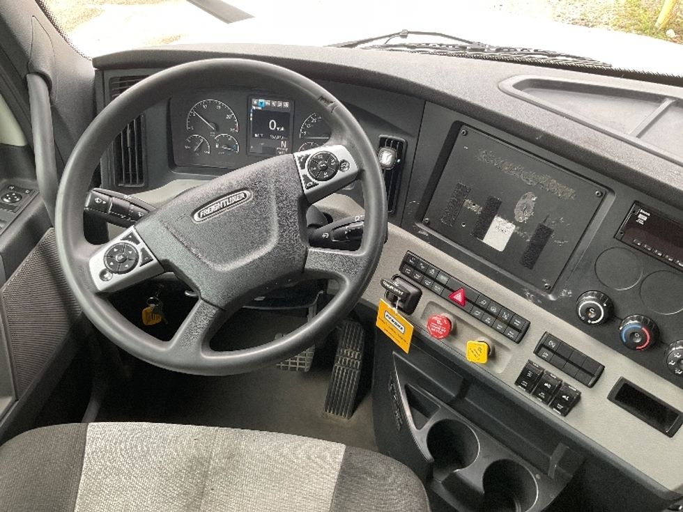 Sleeper Tractor-Heavy Duty Tractors-Freightliner-2020-T12664ST-East Chicago-IN-557,353\n\t\tmiles-$ 56,250 - Image 11