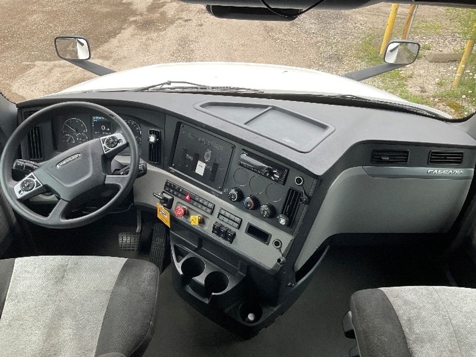 Sleeper Tractor-Heavy Duty Tractors-Freightliner-2020-T12664ST-East Chicago-IN-557,353\n\t\tmiles-$ 56,250 - Image 12