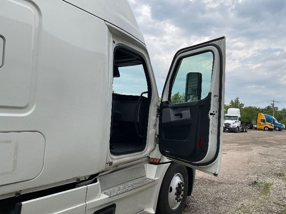 Sleeper Tractor-Heavy Duty Tractors-Freightliner-2020-T12664ST-East Chicago-IN-557,353\n\t\tmiles-$ 56,250 - Image 13