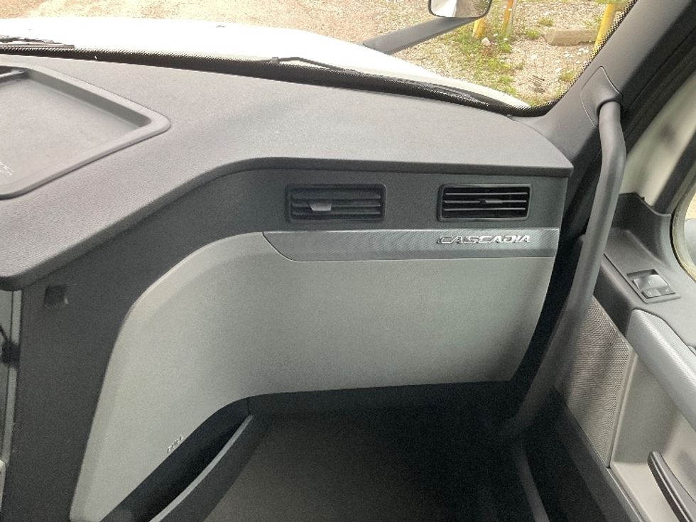 Sleeper Tractor-Heavy Duty Tractors-Freightliner-2020-T12664ST-East Chicago-IN-557,353\n\t\tmiles-$ 56,250 - Image 14