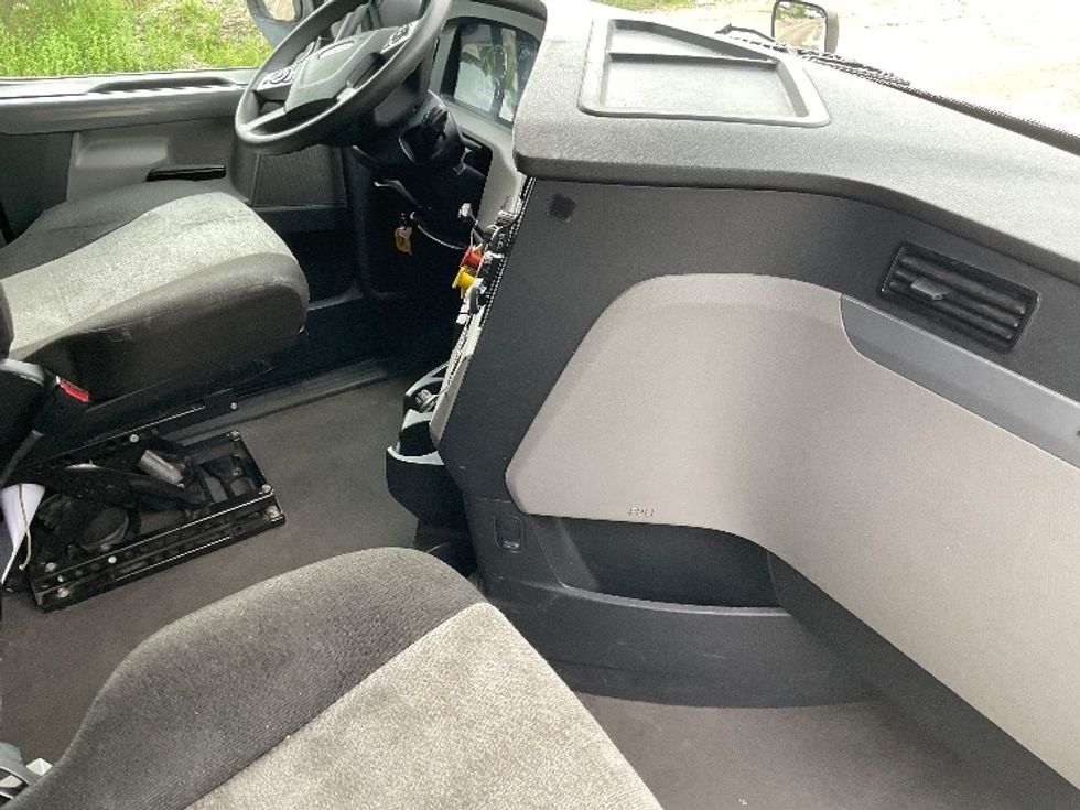 Sleeper Tractor-Heavy Duty Tractors-Freightliner-2020-T12664ST-East Chicago-IN-557,353\n\t\tmiles-$ 56,250 - Image 15